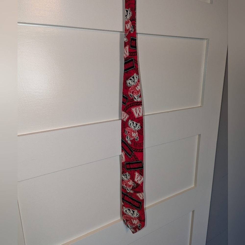 Vintage UW Badgers Bucky red neck tie. Wisconsin Badgers neck tie.
